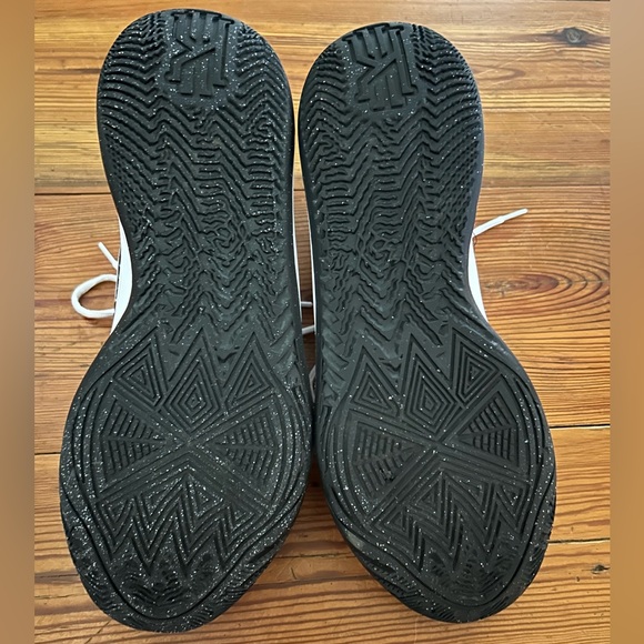 Men’s Nike Kyrie Flytrap Basketball shoe - Picture 2 of 3